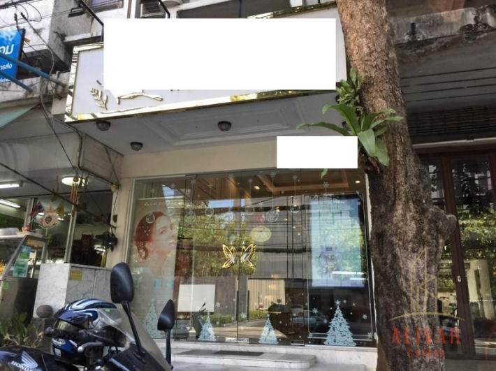SB050023 5.5-storey commercial building for sale, good location, decorated with luxury and style, only 200 meters from Ekkamai BTS station.