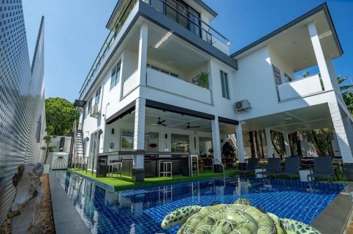 For Sales : Rawai, Luxury Private Pool Villa, 7 bedrooms 7.5 bathrooms, 450 sqm.