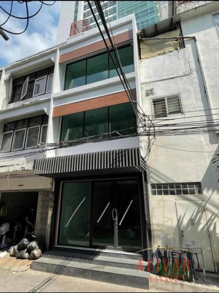 RB050223 Commercial building for rent, just renovated, in Ekkamai area, only 200 meters from Ekkamai BTS.
