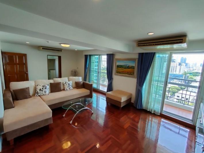 2 bedrooms available now!!! The Royal Castle near BTS Phromphong